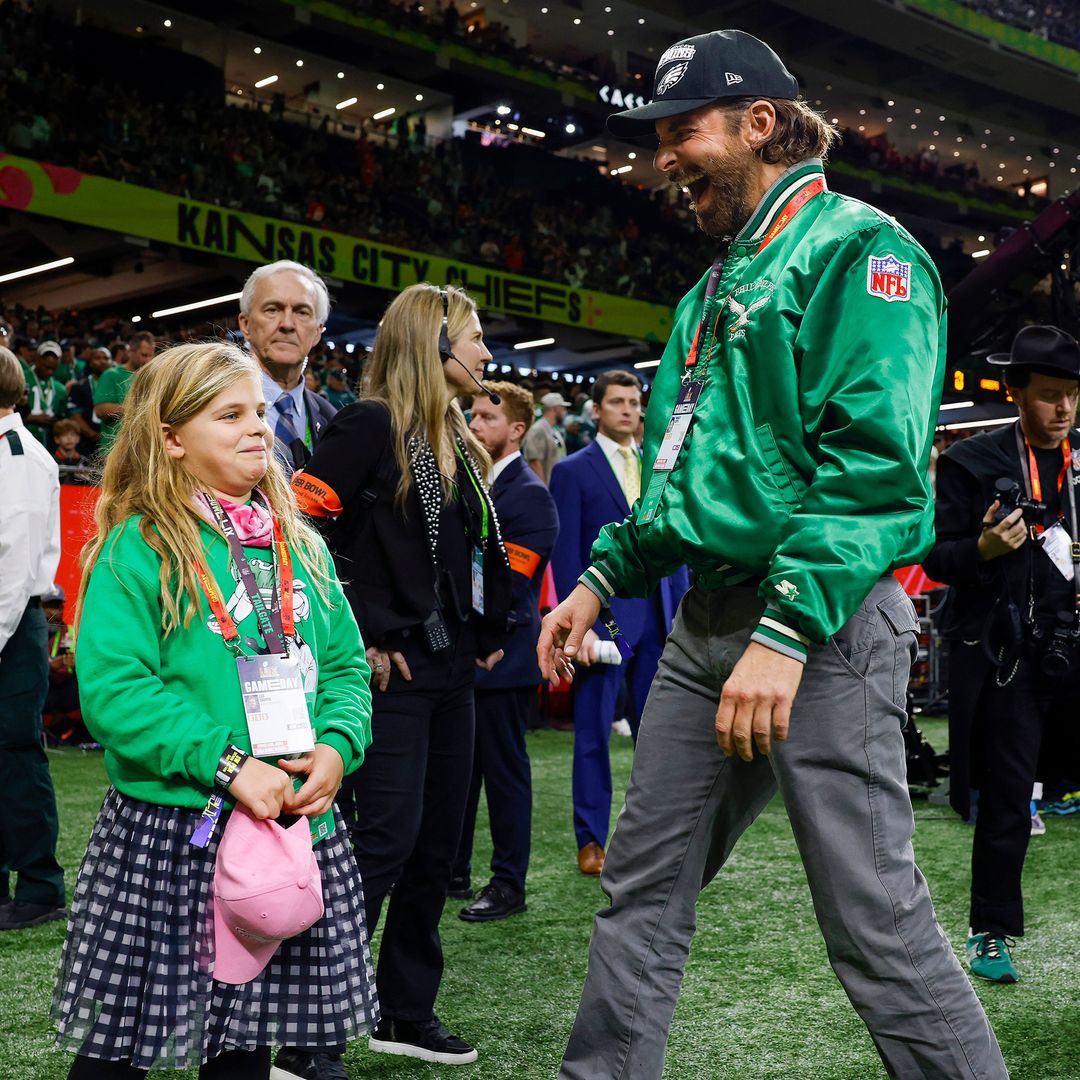 La euforia de Bradley Cooper con su hija, Lea de Seine, tras el triunfo de su equipo