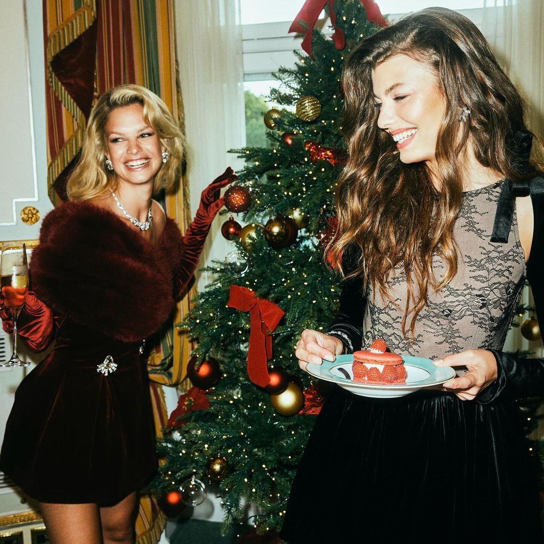 Dos chicas disfrutando de la Navidad con looks de fiesta