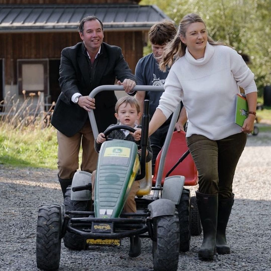 Los pequeños Charles y François de Luxemburgo, dos simpáticos granjeros entre burros y gallinas