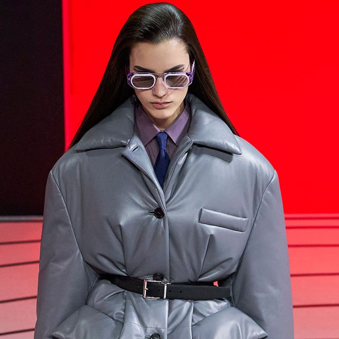 Prada actualiza sus iconos en un desfile viral