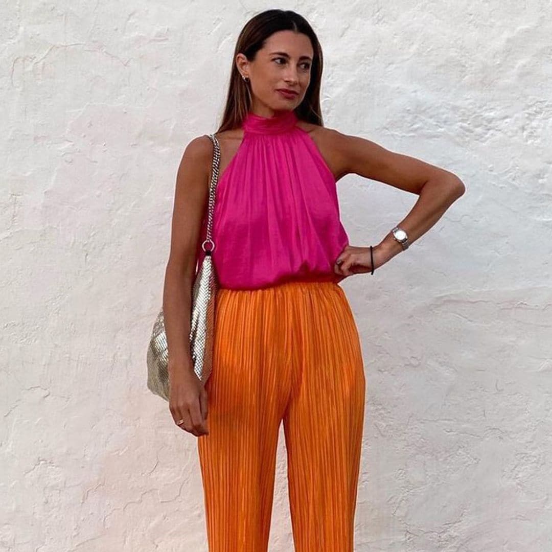 Pantalón plisado, la tendencia inesperada que te resuelve un look de boda o un plan con amigas