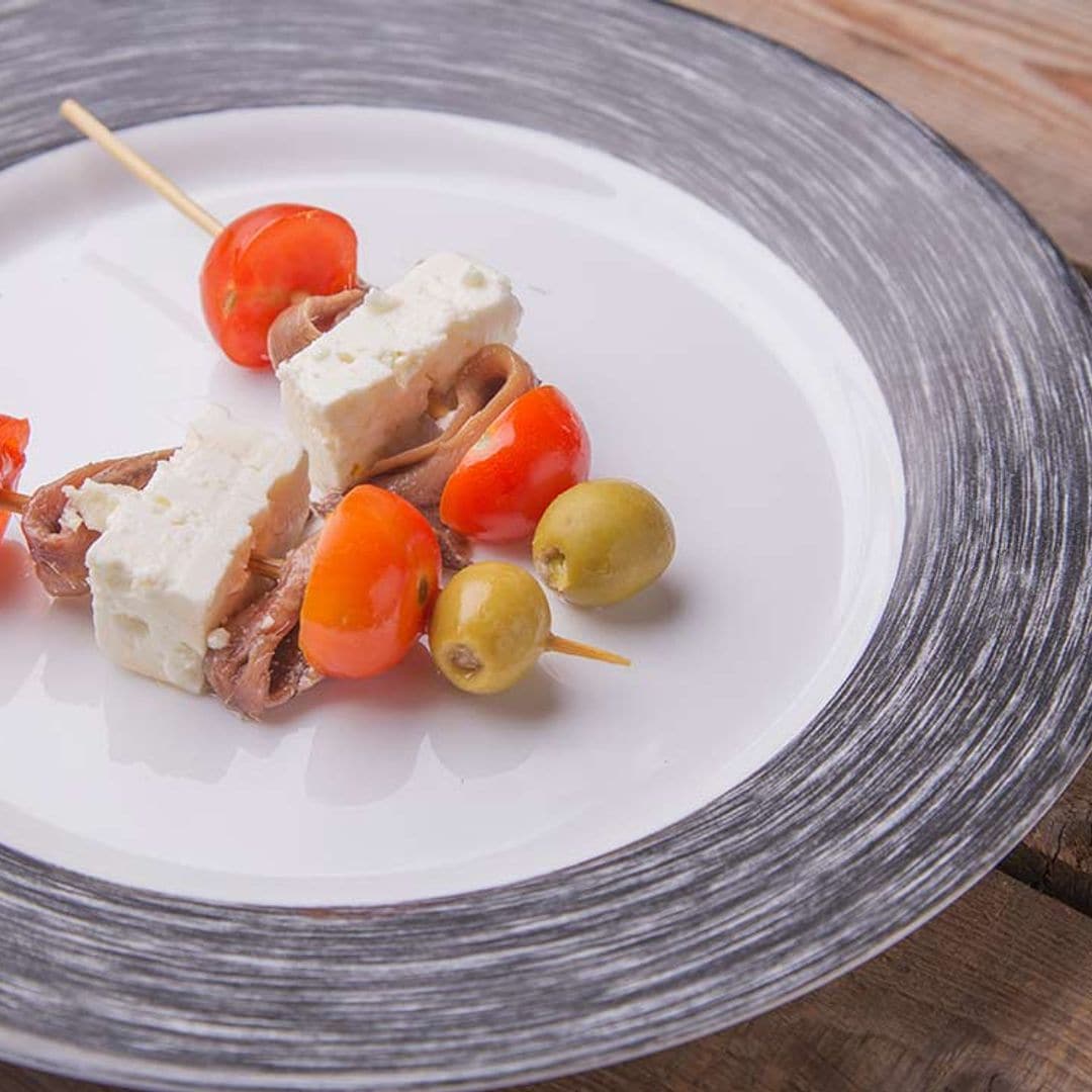 Banderillas de tomate cherry, queso fresco y anchoas