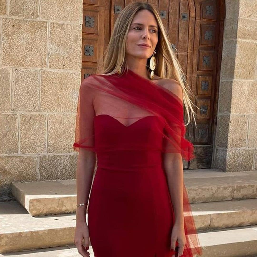 Looks de invitada con capa de gasa, el complemento más buscado del momento