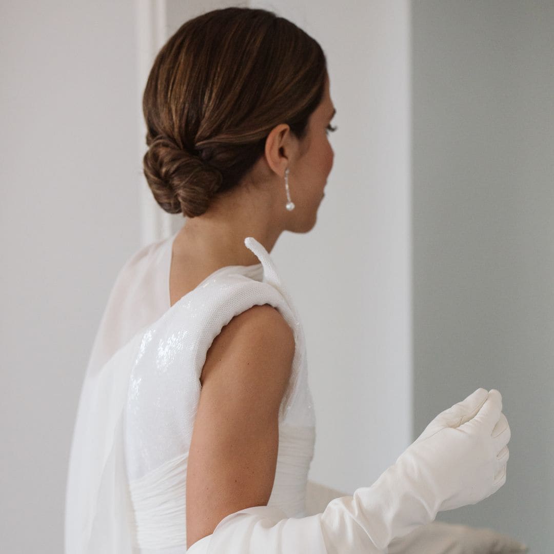 Un vestido de novia con lentejuelas y escote asimétrico para la boda de Ana en un pazo de Pontevedra