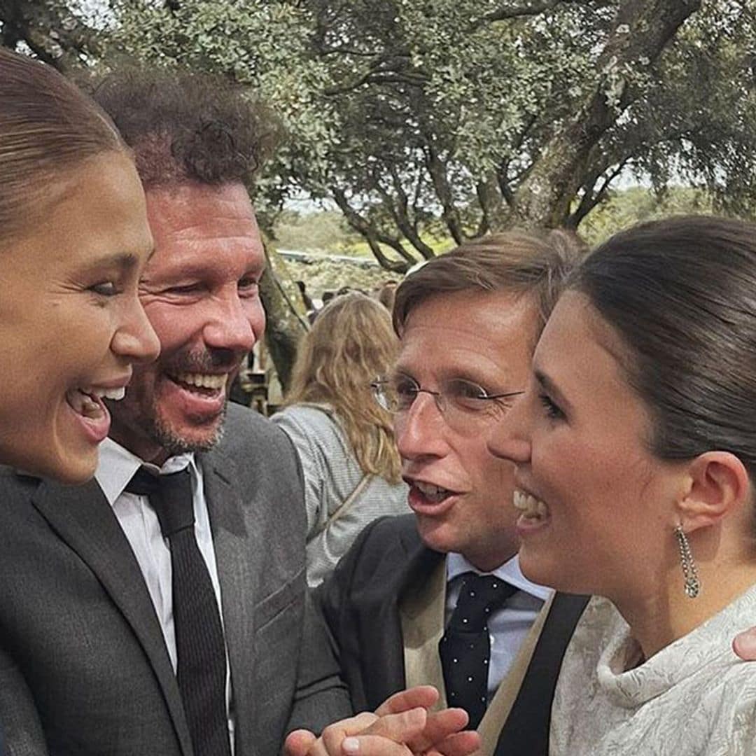 Carla Pereyra, junto a Simeone, comparte fotos inéditas de la boda de sus amigos José Luis Martínez-Almeida y Teresa Urquijo