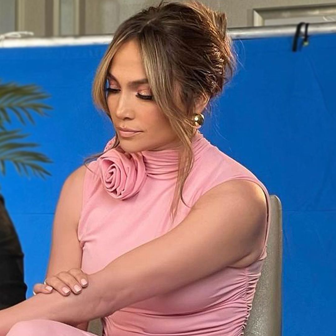 Jlo potencia sus curvas con un entalladísimo vestido inspirado en la película 'Chicas malas'