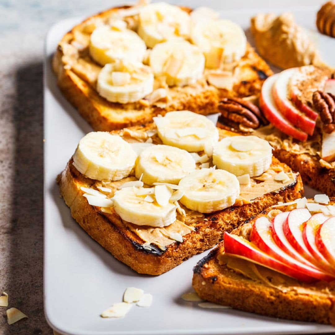 Tostadas de crema de cacahuete y fruta