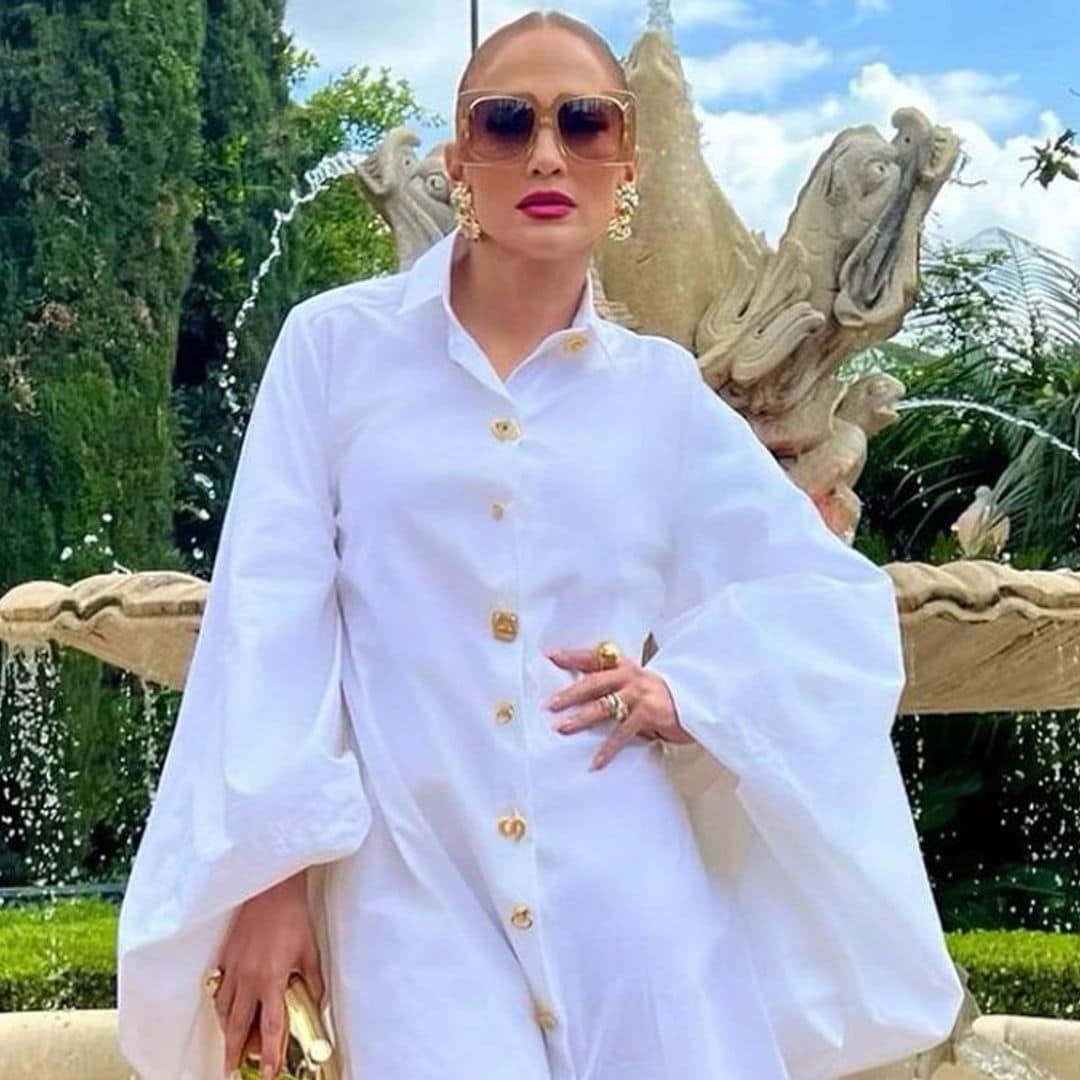 La camisa XL de 5.000 euros que Jennifer Lopez lleva como vestido con zapatos de plataforma