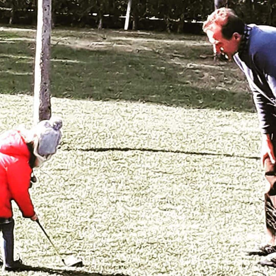 ¡De tal palo, tal astilla! Ena, la hija de Alessandro Lequio, aprende a jugar al golf con su padre