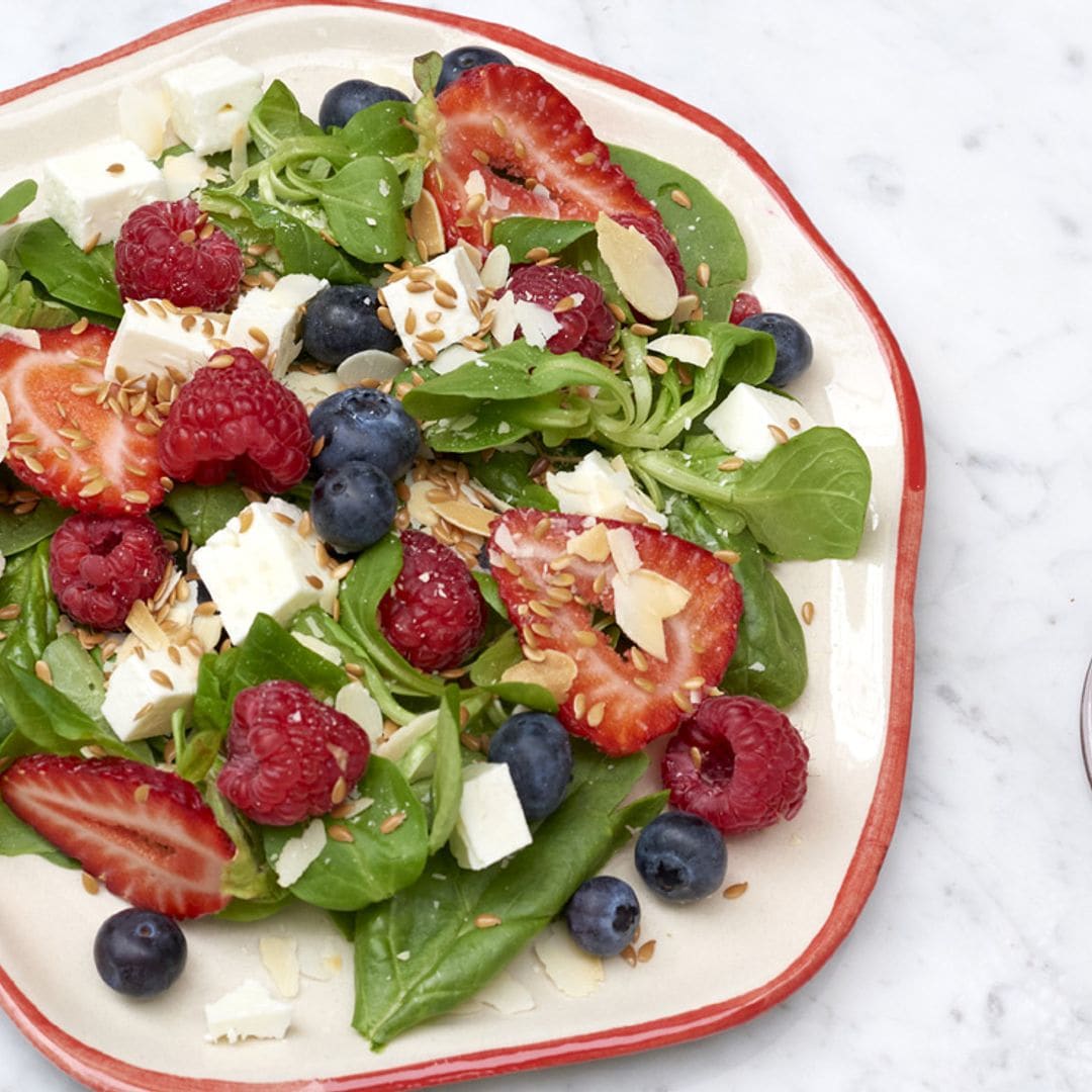 Ensalada de frutos del bosque y canónigos