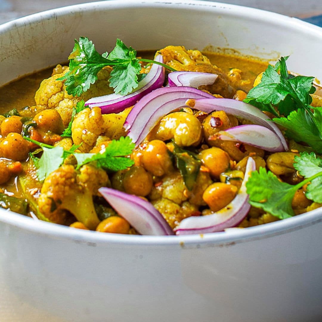 Garbanzos y coliflor al curry con cilantro y leche de coco