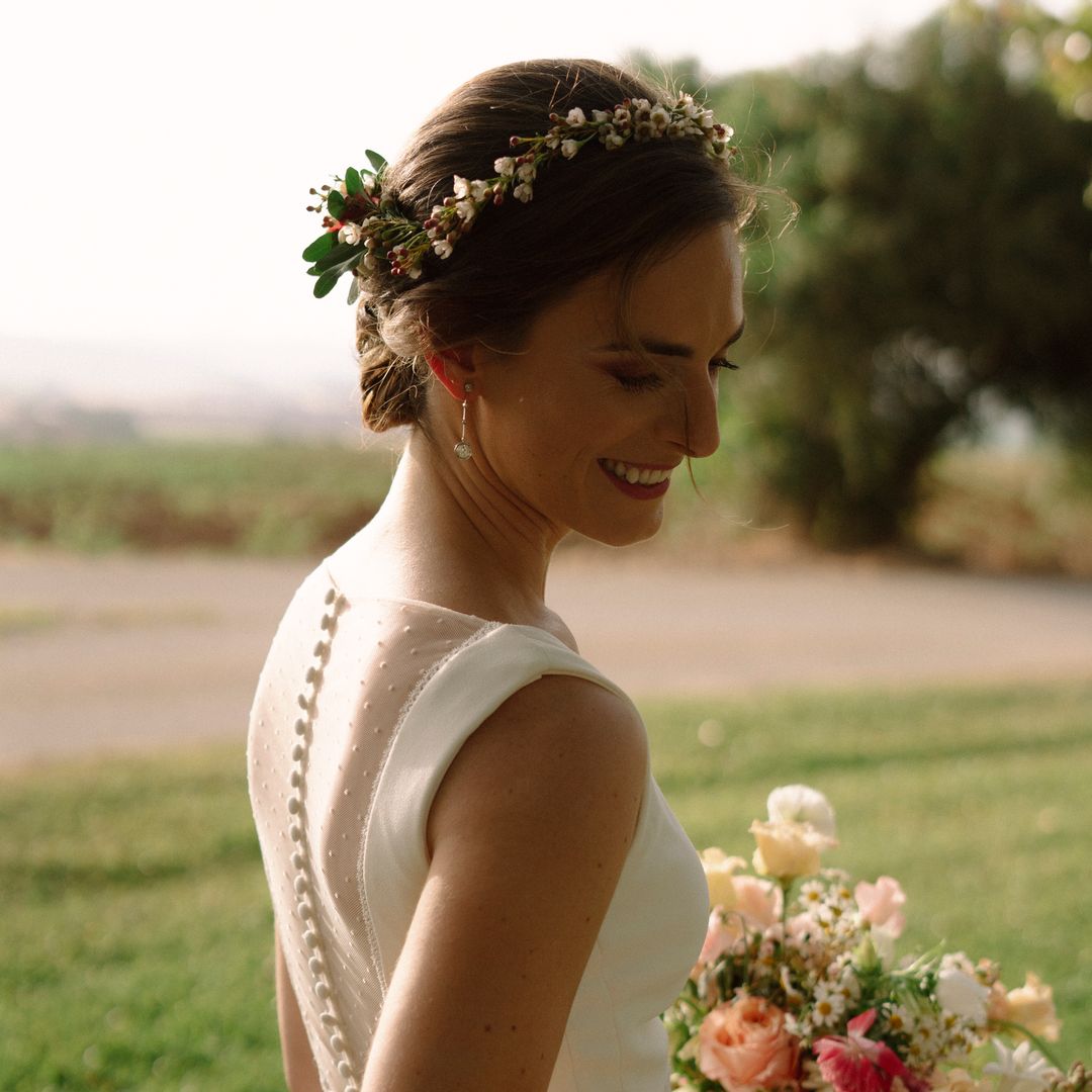 El vestido de novia que Carla combinó con una corona de flores para su boda en Arcos de la Frontera