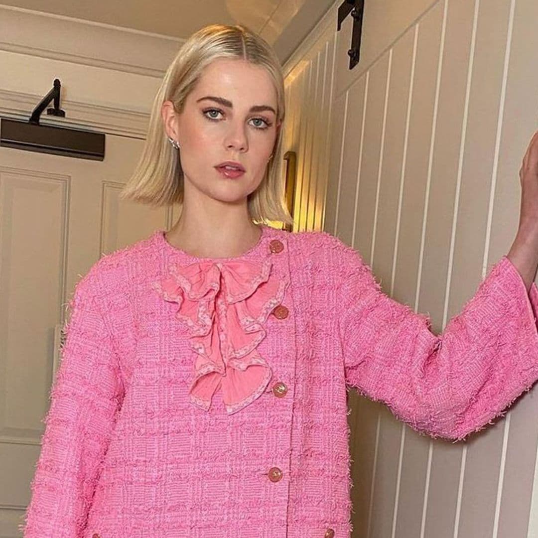 El minivestido cómodo de Lucy Boynton es la prenda ideal para chicas que miden 1,60m