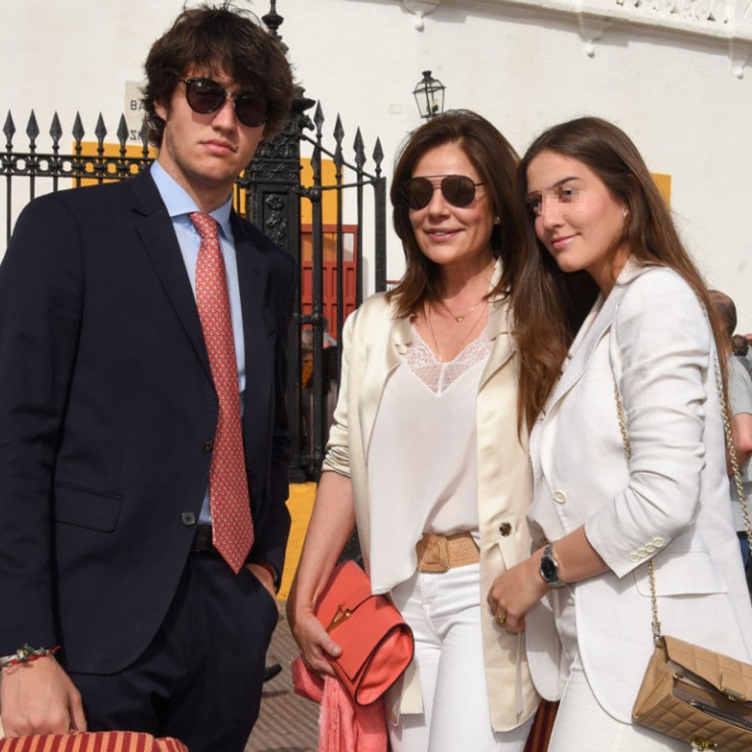 Nuria González presume de sus dos hijos, Iván y Alma Fernández-Tapias, en una tarde de toros