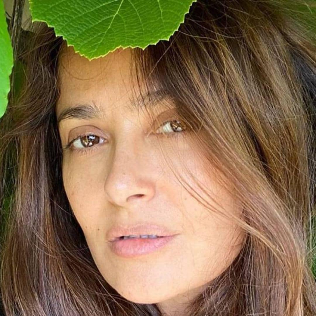 Salma Hayek muestra el llamativo 'antes y después' de teñirse las canas en cuarentena