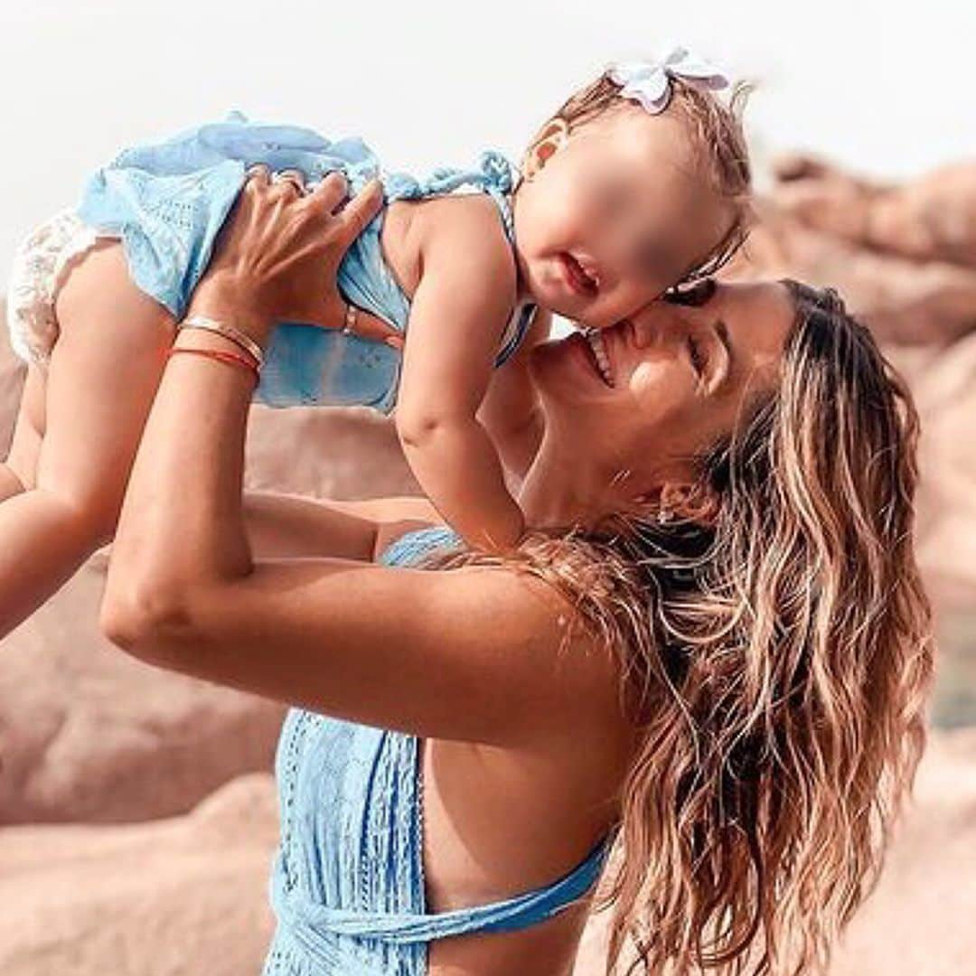 Elena Tablada celebra los 16 meses de su hija Camila con nuevas fotos muy tiernas ¡y refrescantes!