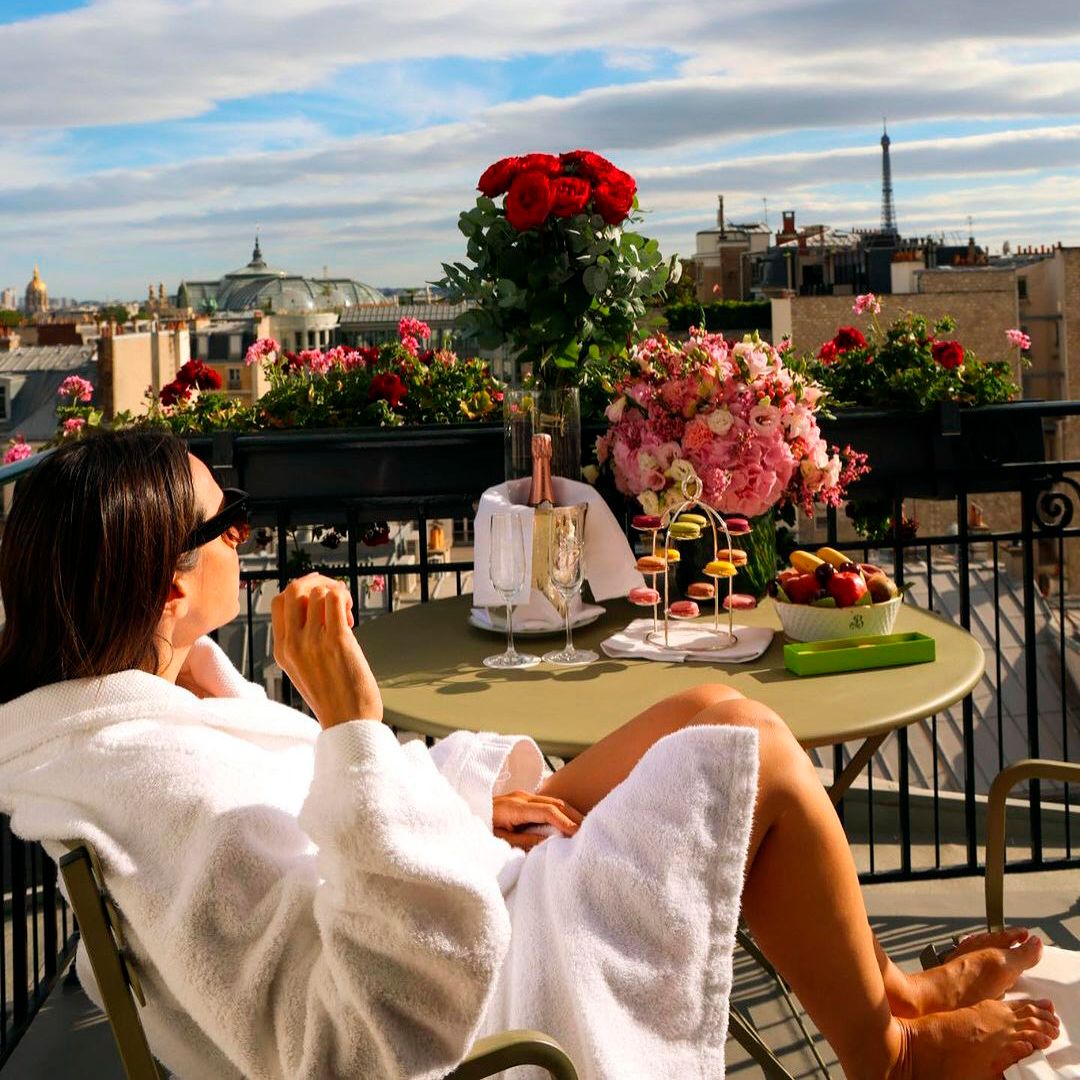 Tamara Falcó en la terraza del hotel Le Bristol de París.