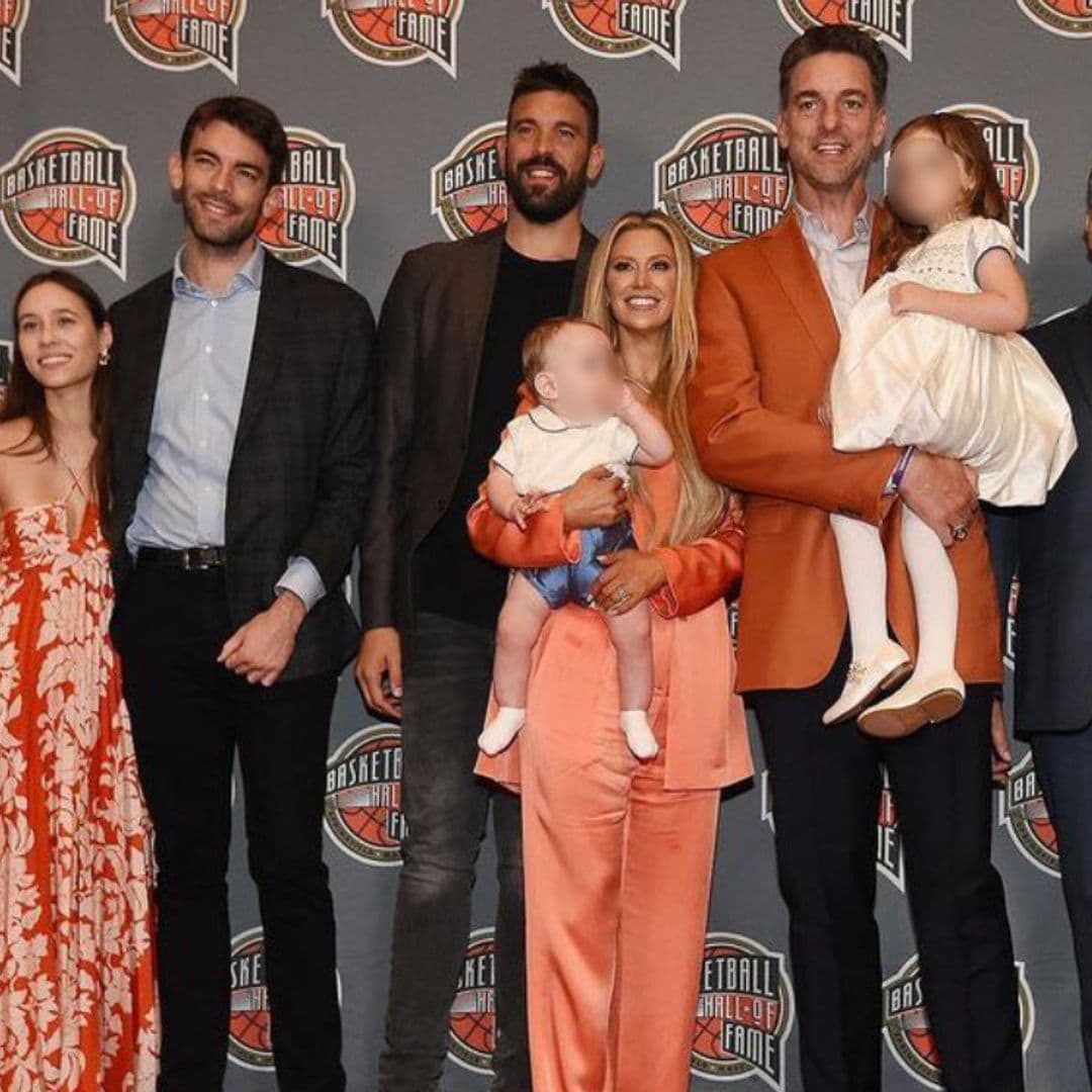 Pau Gasol con su familia y con el recuerdo de Kobe Bryant, hace historia como primer jugador en el Salón de la Fama