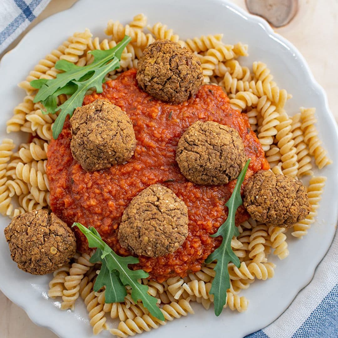 Pasta de garbanzos con albóndigas vegetales y boloñesa vegetariana