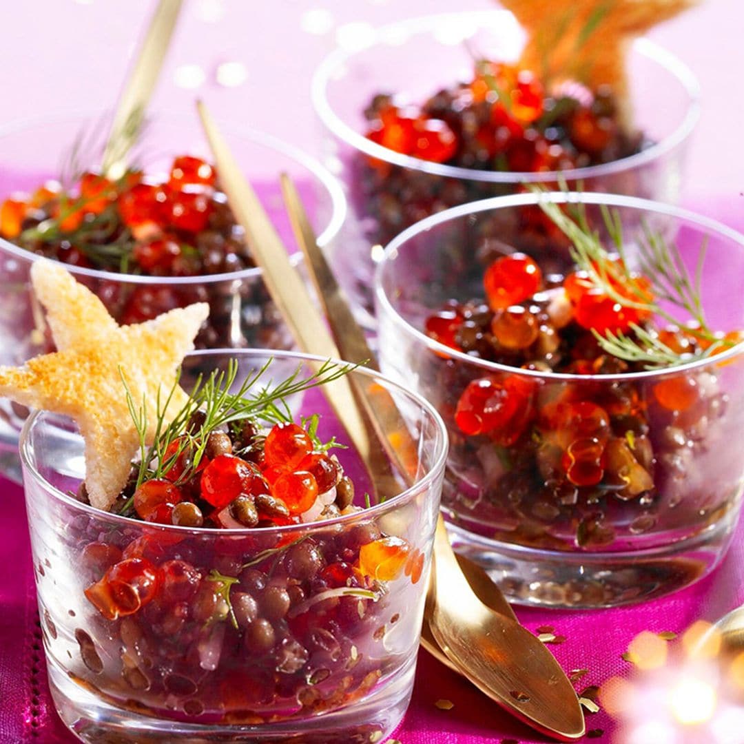 Vasitos de ensalada de lentejas con huevas de salmón