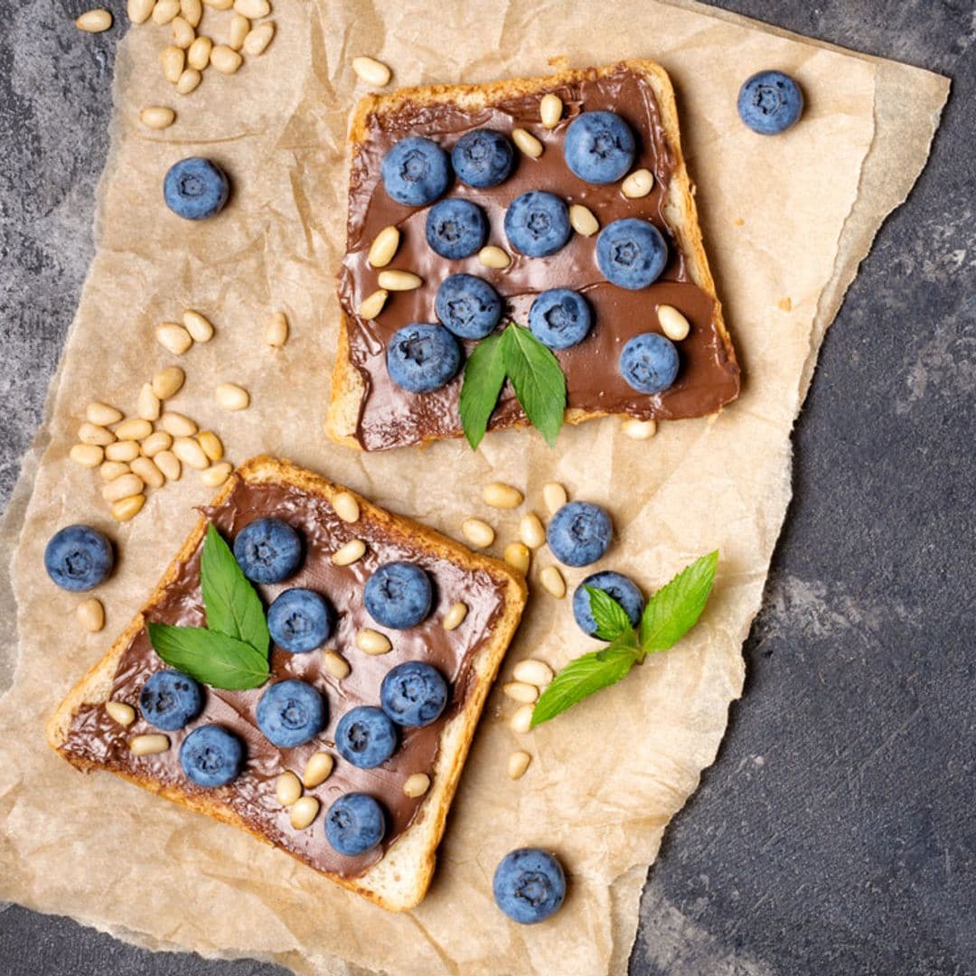 Tostadas de crema de chocolate con arándanos