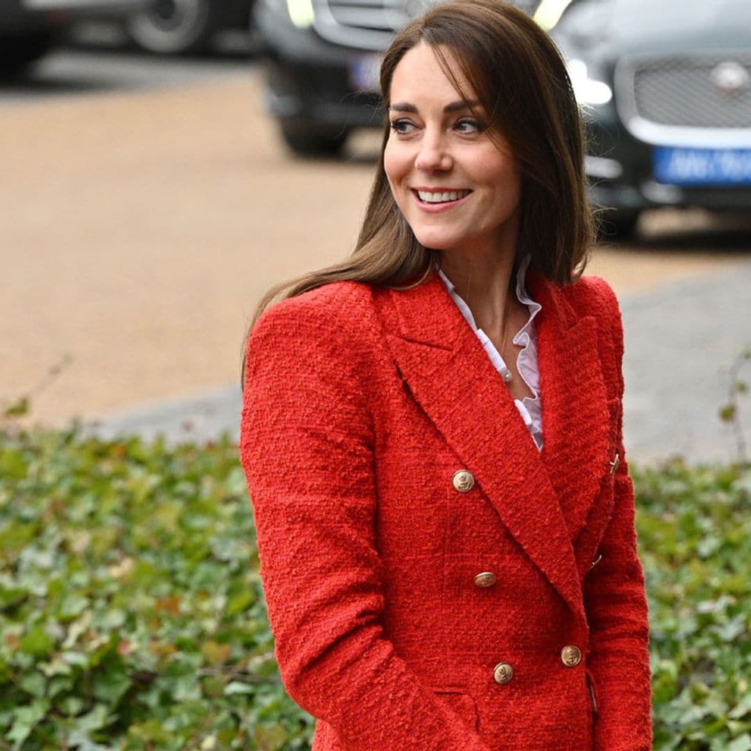 Kate aterriza en Dinamarca con la 'blazer' de Zara que tiene en 4 colores diferentes