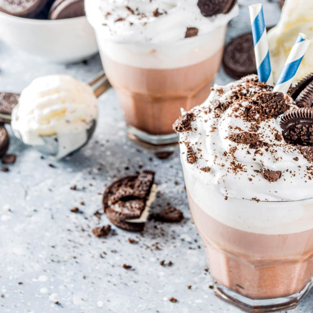 Café con nata y galletas Oreo