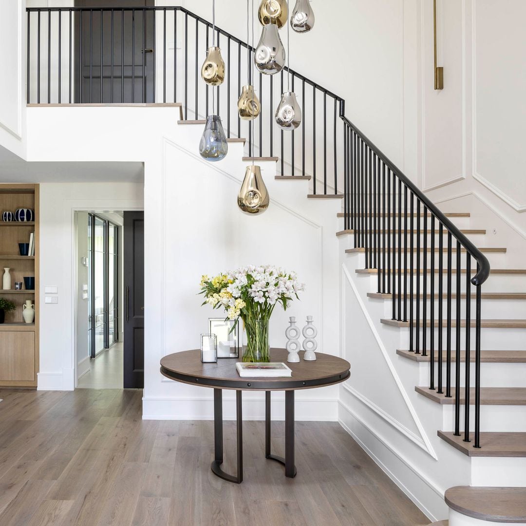 10 ejemplos de escaleras que elevan el estilo y la decoración de tu casa