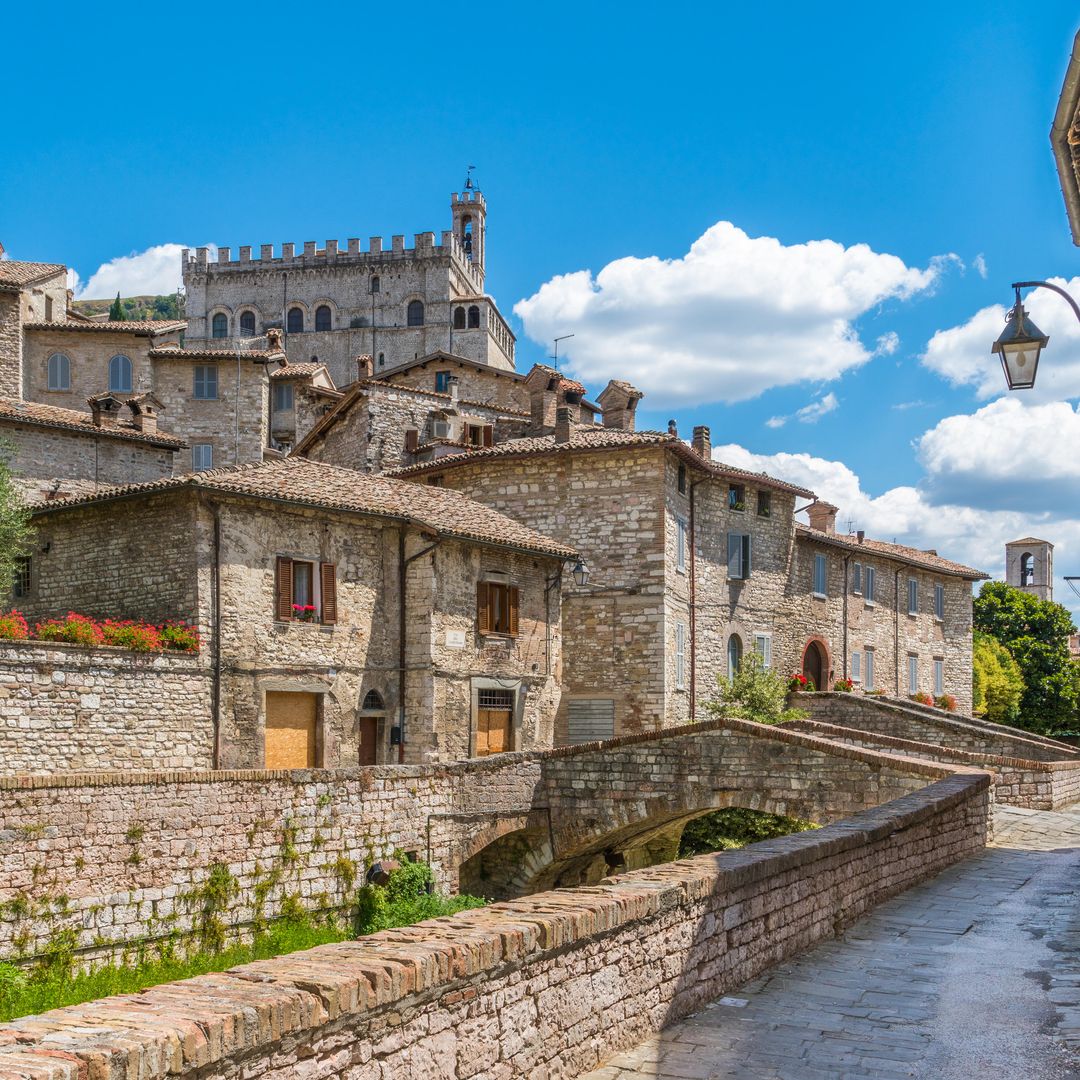 Calle medieval de Gubbio con el palacio dei Consoli, en la región italiana de Umbría