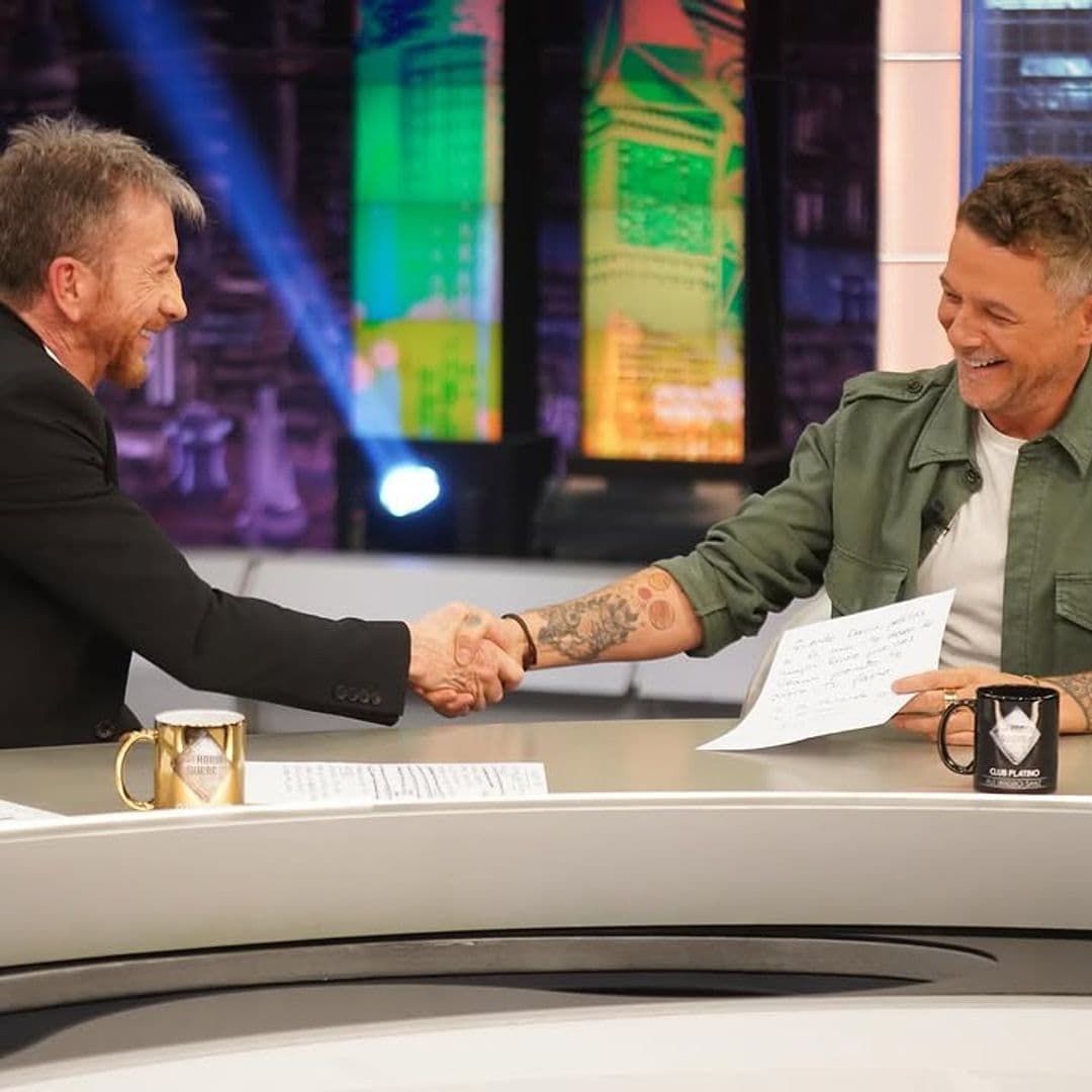 Alejandro Sanz consigue en 'El Hormiguero' que Pablo Motos firme la paz con David Broncano