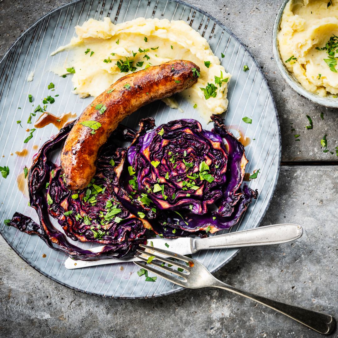 Salchichas con lombarda a la parrilla y puré de patata