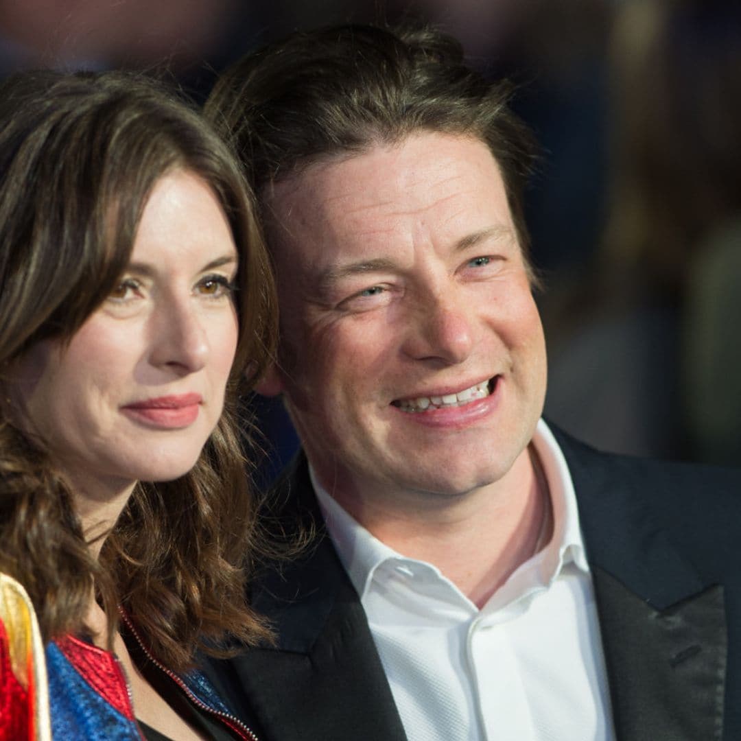 Jamie Oliver renueva sus votos matrimoniales tras 23 años y ante sus cinco hijos