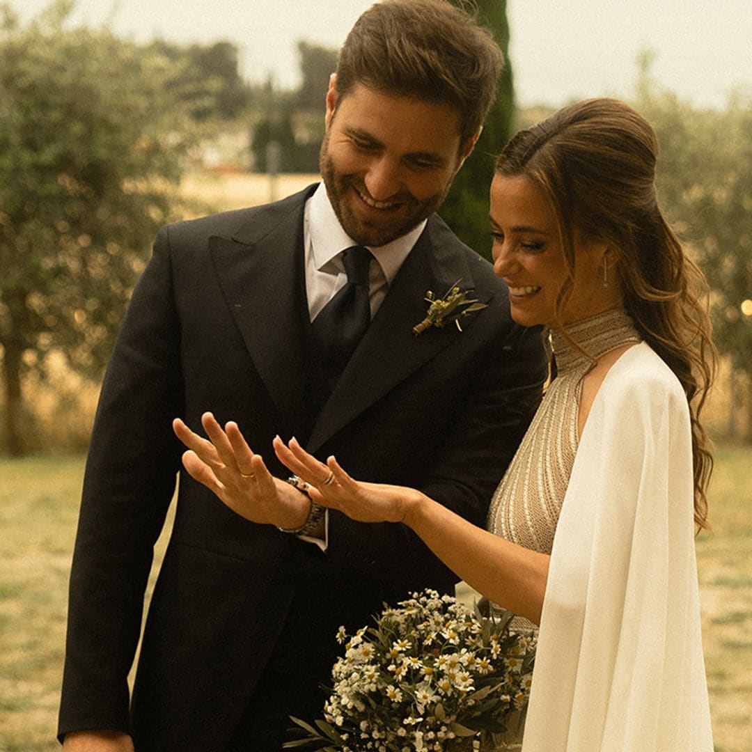 Capa, cuello 'halter' y detalles joya: el vestido de novia de Anuka en su boda en la Costa Brava