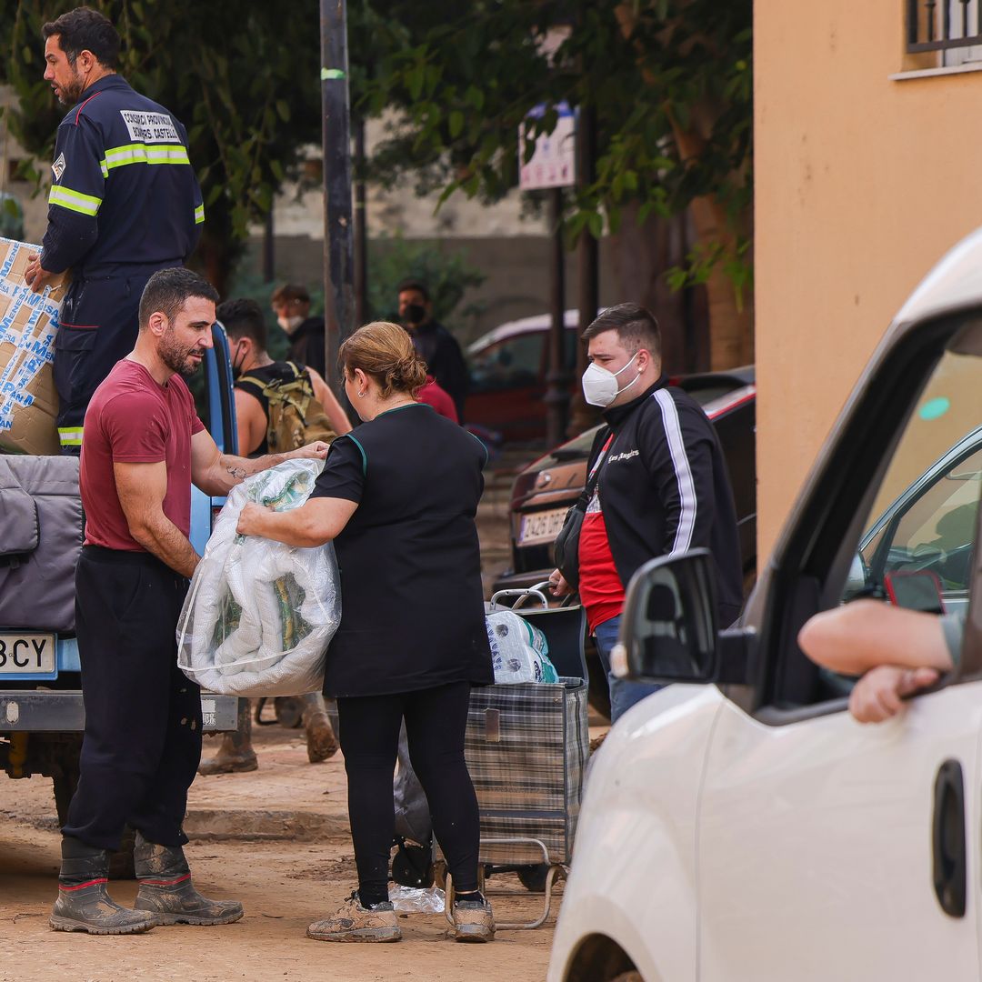 Miguel Ángel Silvestre ayudando en Valencia el 6 de noviembre de 2024