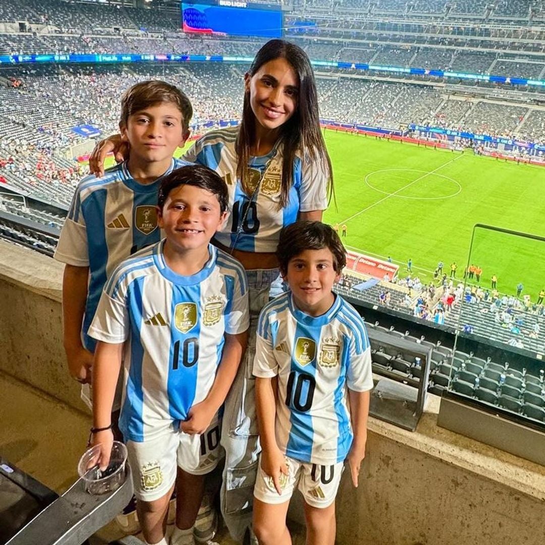 Antonella Roccuzzo y sus hijos apoyando a Messi en la semifinal de la Copa América 2024