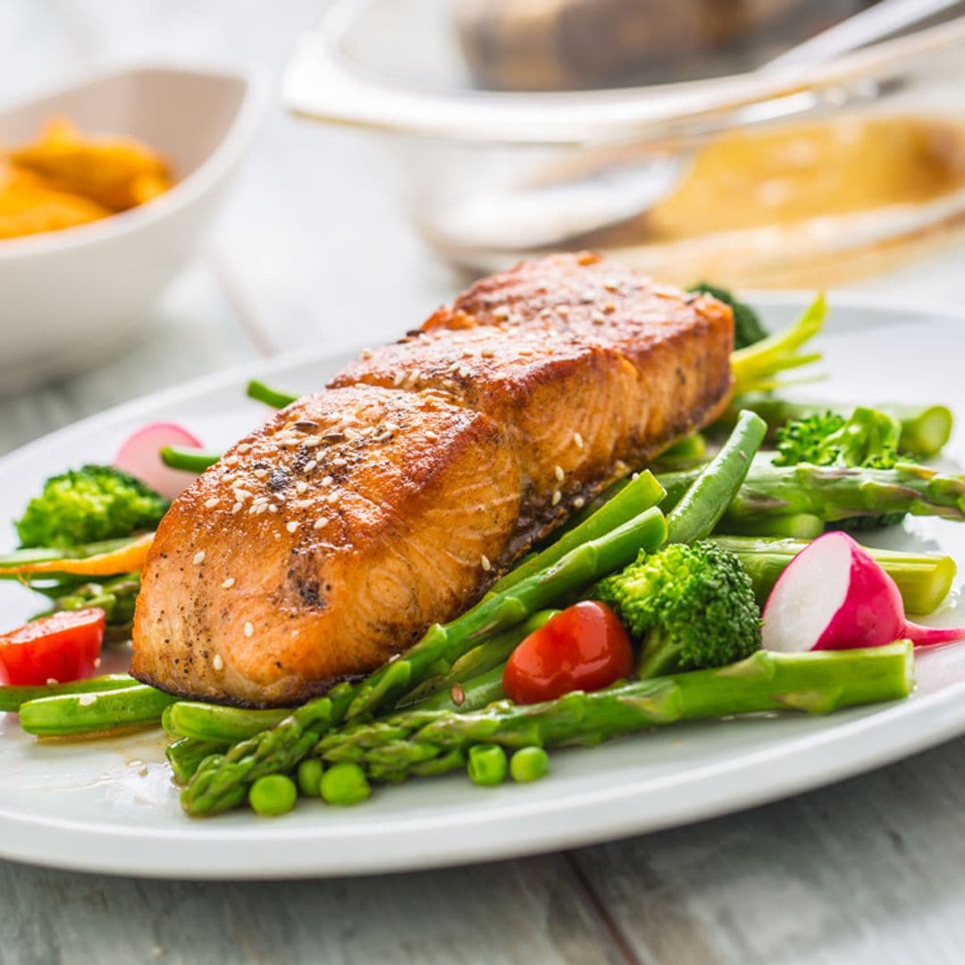 Salmón a la plancha con verduras de primavera