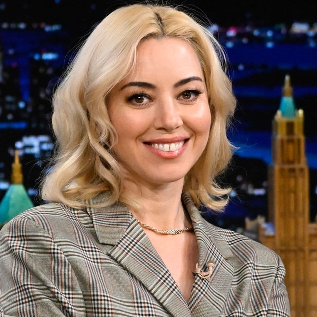 El traje con torera de Aubrey Plaza ('The White Lotus') es el look que querrás copiar desde ya