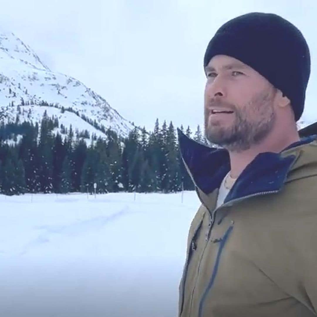 Chris Hemsworth se divierte como un niño: en bañador y ¡sumergido en la nieve!