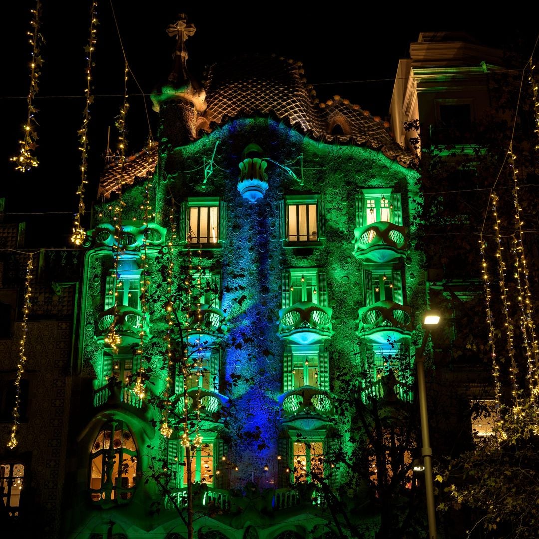 Casa Batlló iluminada.  Luces de Navidad 2024-2025 en Barcelona: calles iluminadas, horarios y novedades