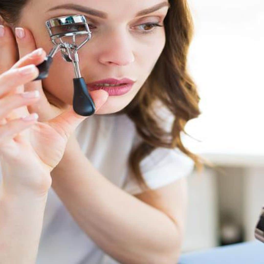 Realza tu belleza con los mejores 'eyelashes curlers', ¡mira cómo usarlos!