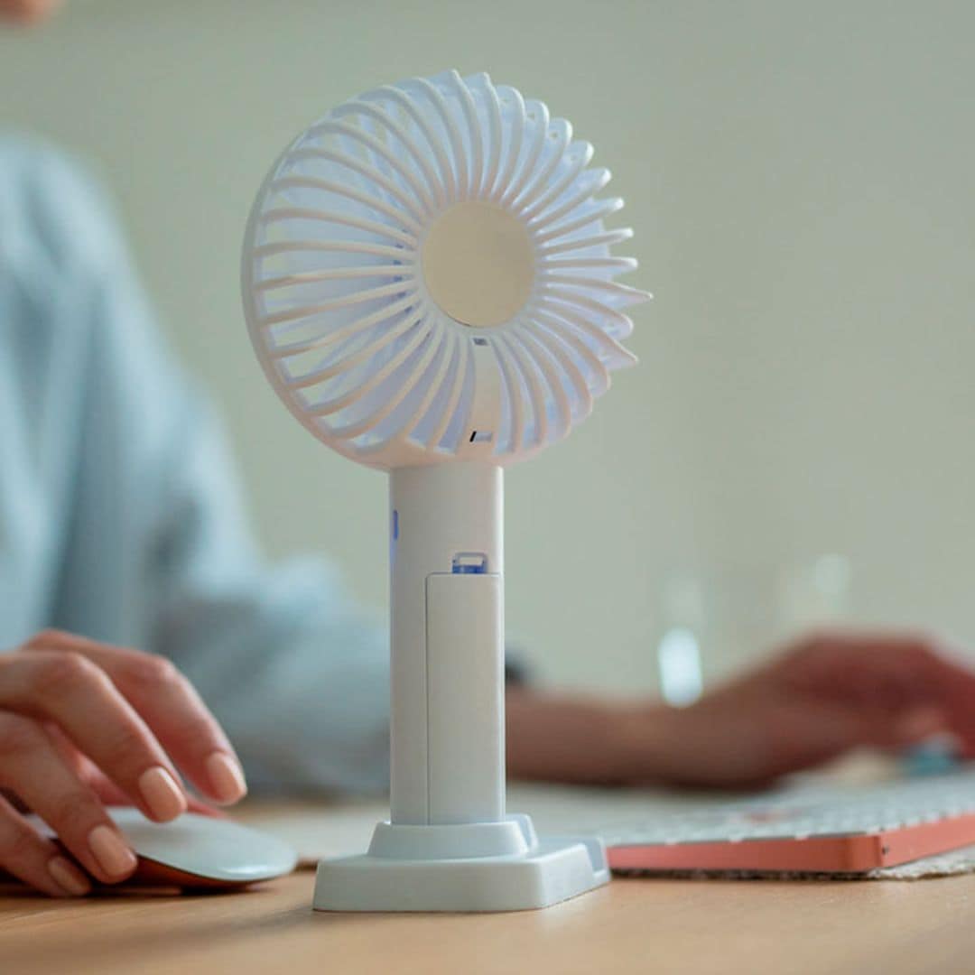 Dile adiós al calor en cualquier lugar con este ventilador USB portátil ahora en oferta