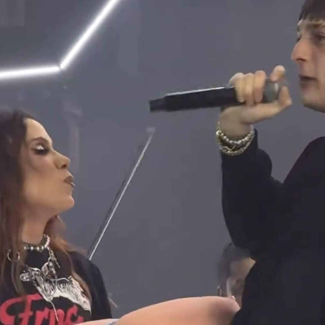 ¡Sorpresa! Peso Pluma y Anitta se besan en directo y desatan los rumores