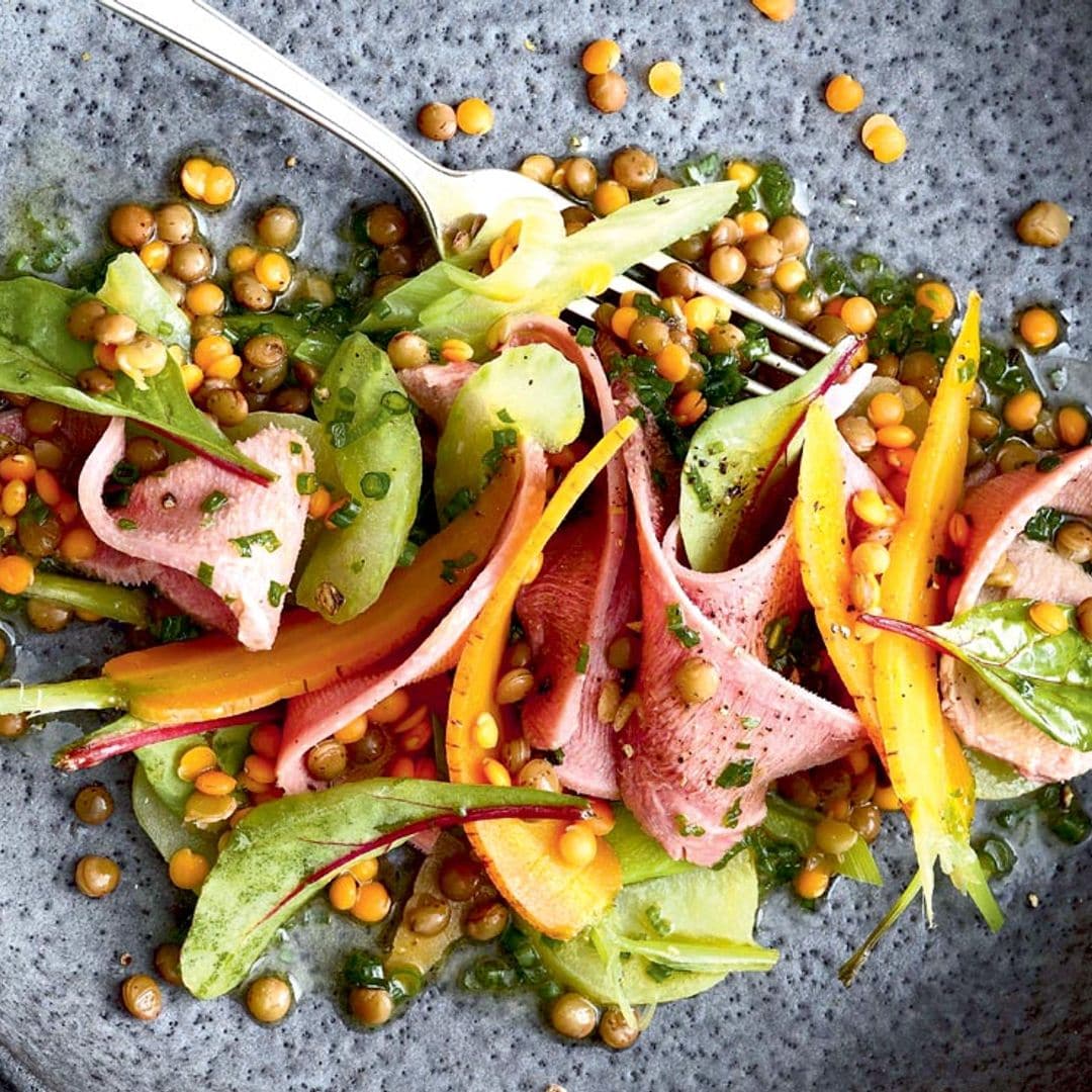 Ensalada de lentejas, verduras y fiambre