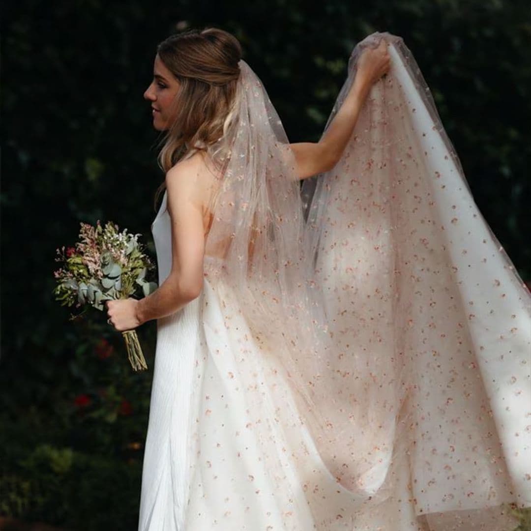 Un vestido de novia 'halter' y velo con flores bordadas para la boda de Pachuca en Segovia