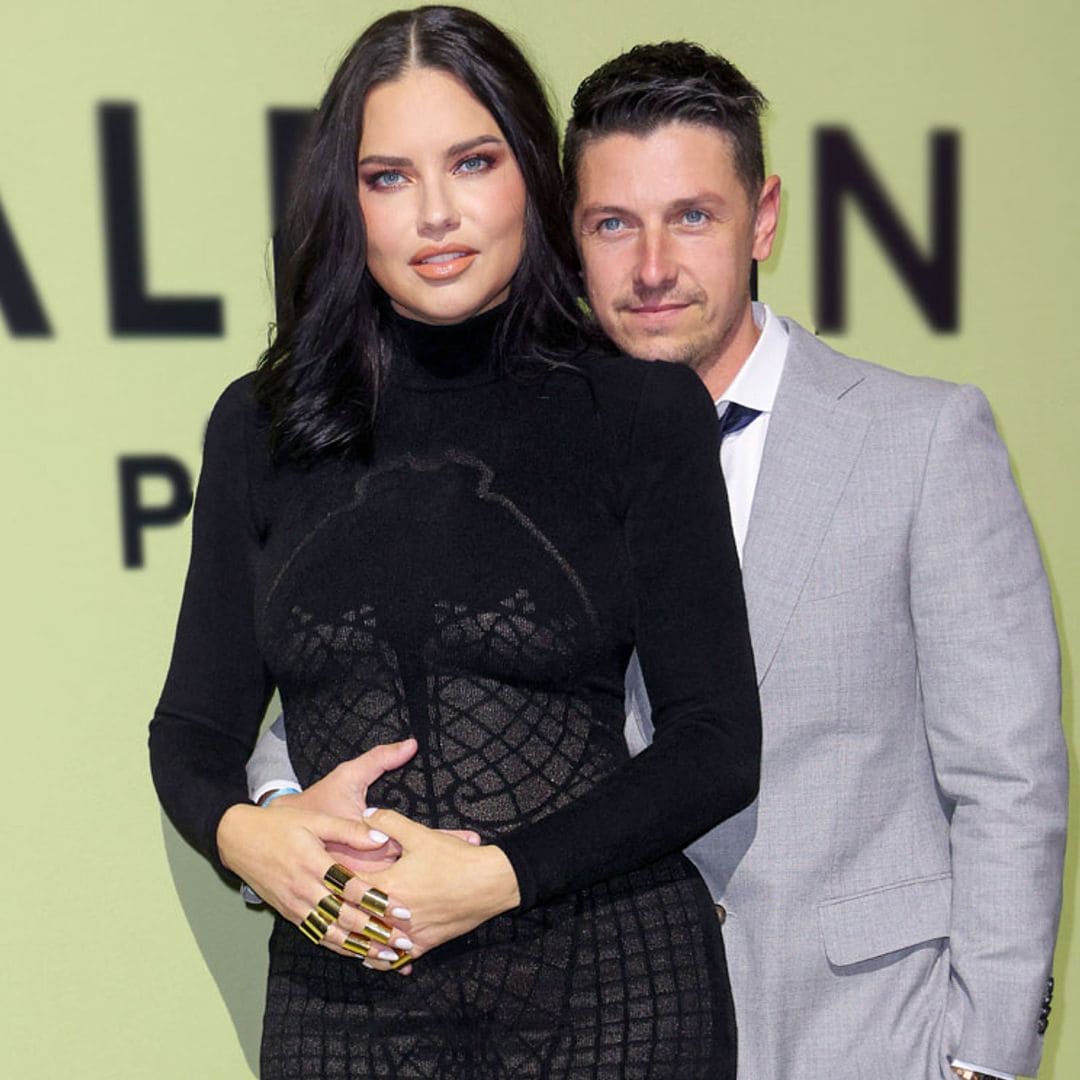 ¡Ya es muy evidente! Adriana Lima presume de su tercer embarazo