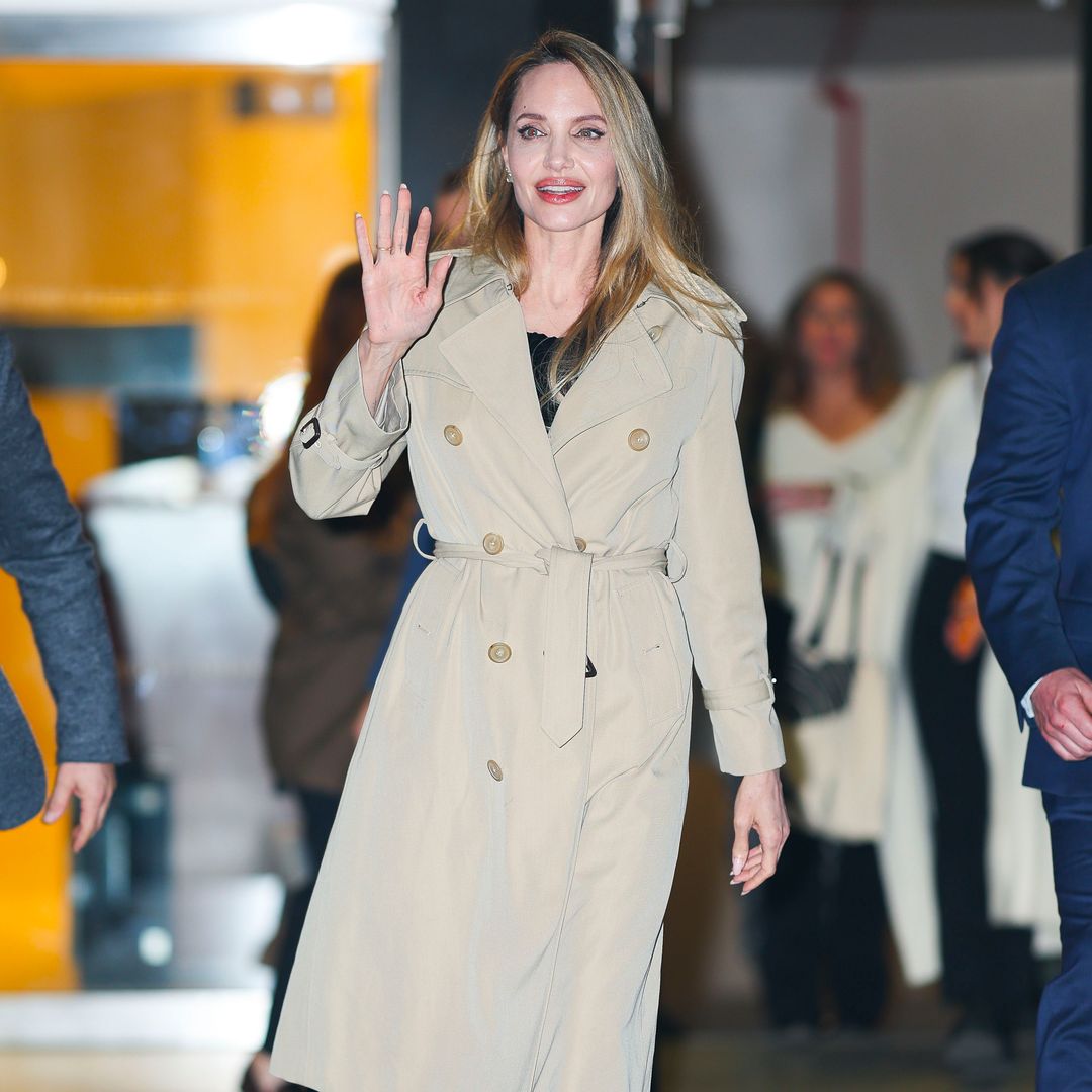 Las prendas esenciales de Angelina Jolie para el invierno: del 'trench' al bolso de piel más cañero