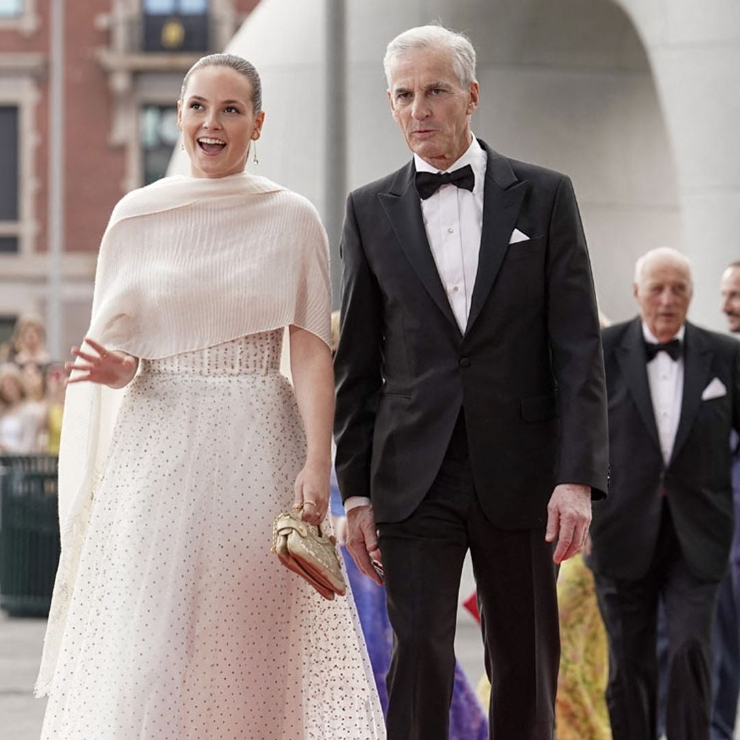 Ingrid de Noruega, una princesa en toda regla con un vestido de tul y chal bordado