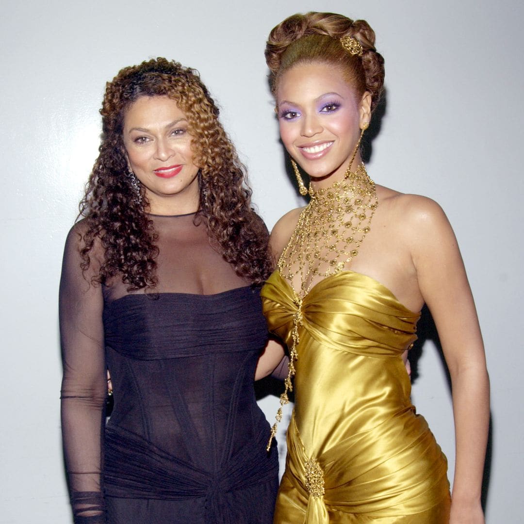 Beyoncé y su madre Tina Knowles en los premios Grammy el 8 de febrero de 2004