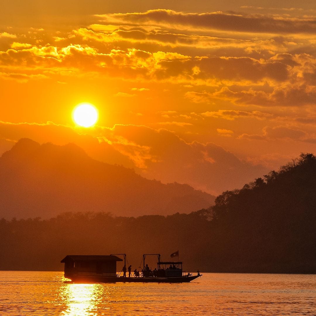 Puesta de sol en el río Mekong en Luang Prabang, Laos, Patrimonio de la Humanidad por la UNESCO