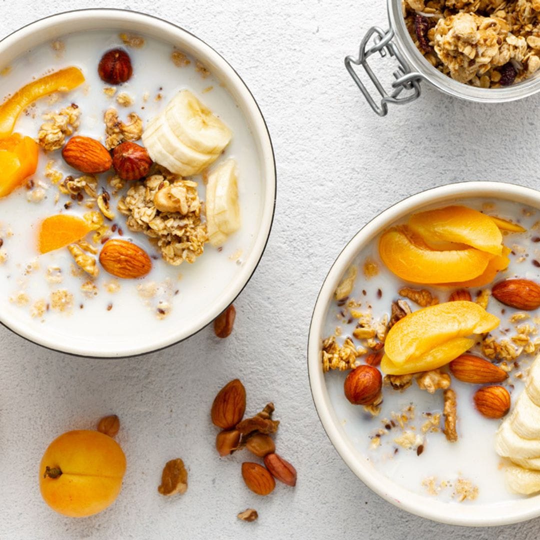 'Bowl' de leche de almendras con albaricoque, plátano y granola